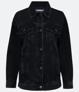 Chaqueta de jean negra, corte alargado, con cuello solapa, manga larga, abotonado frontal, bolsillos delanteros y laterales.