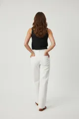 Musculosa celeste con estampado frontal de la palabra "Chérie" en azul marino.