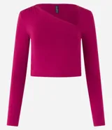 Blusa corta color borgoña, de mangas largas y escote asimétrico.