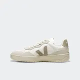 Championes Veja V-90 de cuero color blanco con detalles en beige.