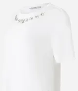 Blusa roja de mangas cortas confeccionada en viscosa con cuello redondo con apliques brillantes en formas florales.
