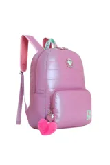 Mochila acolchada color plateado brillante con correas ajustables y detalles en rosa. Presenta un bolsillo frontal con cierre y un dije de pompón blanco colgante. El logo 'TRDY' está impreso en la parte inferior frontal.