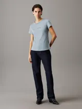 Remera celeste de algodón con cuello redondo y mangas cortas. Estampado frontal con el logo de Calvin Klein Jeans y la inscripción 'Established Nineteen Seventy Eight'. Corte slim.