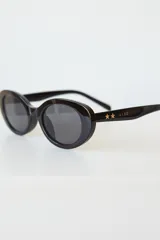 Lentes de sol con marco de policarbonato en diseño estampado, con protección UV 400.