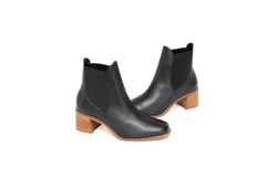 Botín negro de cuero con paneles laterales elásticos, punta ligeramente cuadrada y tacón de bloque de madera.