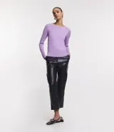 Suéter de punto color verde, con cuello barco, mangas largas y textura acanalada.