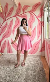 Pollera acampanada de viscosa color rosa, con lazo ajustable.