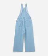 Mono peto de jeans celeste confeccionado en algodón certificado BCI. Tiene breteles anchos ajustables, bolsillos delanteros y traseros, y bajo largo.