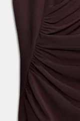 Vestido midi negro sin mangas, con cuello subido y detalle de drapeado en el delantero. Cierre en la espalda con cremallera oculta.