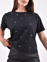 Remera negra de mangas cortas con tachas plateadas.