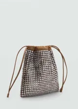 Bolso tipo bombonera pequeño, color marrón, con adorno de strass plateado y cierre de cordón ajustable.