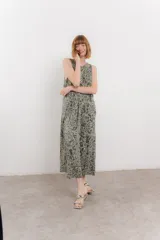 Vestido largo sin mangas de algodón con estampado animal print y escote redondo. Tiene bolsillos laterales y corte suelto.