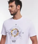 Remera blanca de algodón con cuello redondo y manga corta. Estampa frontal con diseño de brújula y mapa del mundo.