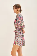 Vestido corto estampado con cuello redondo, mangas 3/4 y lazo para ajustar en la cintura.