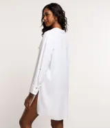 Camisa de playa color ladrillo, de mangas largas y cuello inglés.