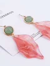 Aros colgantes con gancho dorado, piedra redonda color verde agua y dije irregular de resina marmolada color rosa.