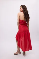 Top blanco con cuello halter y detalle de tablas.