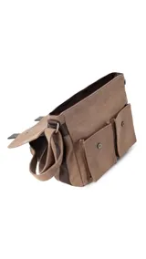 Morral marrón de tela canvas con diseño vintage, tapa frontal y dos correas ajustables de símil cuero. Incluye múltiples compartimientos y correa ajustable para el hombro.