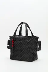 Bolso tote grande acolchado color negro, con diseño de rombos (matelassé). Posee asas de mano y una correa ajustable y desmontable para llevar al hombro o cruzado. Incluye un dije colgante con la palabra "LOVE" en rojo.