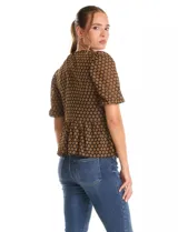 Blusa peplum marca Nanette, color negro con estampado de lunares dorados. Tiene escote a la base, mangas cortas con frunce y abertura con botón en la espalda. Incluye una musculosa interna a tono.