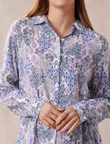 Camisa de mujer de rayón estampado, marca Grand & Greene. Tiene cuello con solapa, abertura central con botones y largo de espalda mayor al delantero.