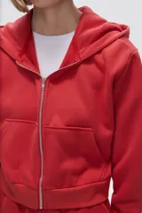 Campera jogging negra con cierre frontal y capucha, de felpa.
