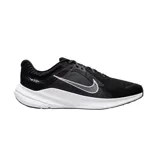 Championes de running Nike Quest 5, color negro con detalles en blanco y gris.