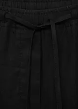 Pantalón negro de lino con cintura elástica y cordón ajustable.