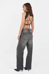 Body negro sin mangas con cuello alto.