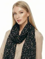 Bufandón de tejido suave marca Barrington, color negro con estampado abstracto en tonos beige. Presenta terminaciones desflecadas en los extremos.