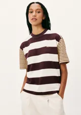 Camiseta de mangas cortas con cuello redondo, a rayas horizontales color marrón y celeste, con logo bordado en el pecho.