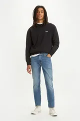 Jean azul de corte slim fit, diseñado para un ajuste cómodo y moderno.