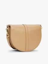 Cartera saddle color beige de poliuretano con correa extraíble ajustable, cierre de solapa magnético, dos compartimentos principales, compartimento con cremallera e insignia del monograma TH en la parte delantera.