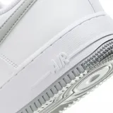 Zapatillas urbanas Nike Air Force 1 Low 07, color blanco con detalles en gris.