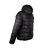 Campera puffer negra con capucha, cierre frontal y logo de la marca en el pecho. Diseño acolchado y corte entallado.
