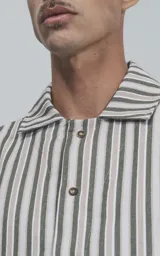 Camisa de manga corta con cuello cubano y estampado a rayas verticales en tonos verde y blanco.