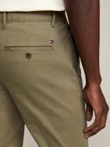 Pantalón chino color caqui de corte slim y pierna recta, confeccionado en sarga de algodón ligeramente elástico.