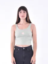 Musculosa corta de algodón color verde agua, con cuello redondo y estampado de mariposa en el centro.
