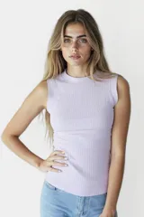 Musculosa blanca de algodón con cuello redondo y corte ajustado.