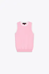 Top tejido de punto color rosa con cuello redondo y sisas con ribete blanco.