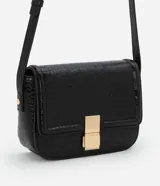 Cartera mediana transversal de PU con estampa crocco y cierre por locker metalizado.