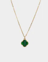 Cadena corta dorada con dije de trébol negro con borde dorado.