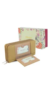 Billetera larga color plateado metalizado, con cierre perimetral y placa con el logo "Lincoln's" al frente. Presenta múltiples compartimentos y tarjeteros.