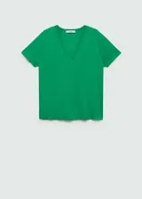 Remera negra de manga corta con cuello en V.