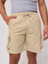 Short cargo negro de poliamida con bolsillos laterales y cintura ajustable con cordón.