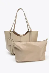 Bolso de hombro tipo shopper color beige, con doble asa y cierre imantado. Incluye una cartera interior con cierre de cremallera.