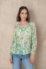 Camisa estampada de flores en tonos verdes y rosas, de manga larga y botón frontal, suelta.