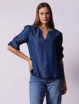 Blusa de lyocell azul, marca Alex & Parker, con cuello a la base y escote en V. Manga ¾ con terminación fruncida.