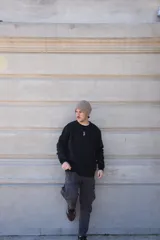 Buzo negro de algodón con efecto lavado y pequeño logo bordado en el pecho.