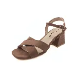 Sandalias de tacón color marrón con tiras cruzadas en el empeine y pulsera con hebilla al tobillo.
